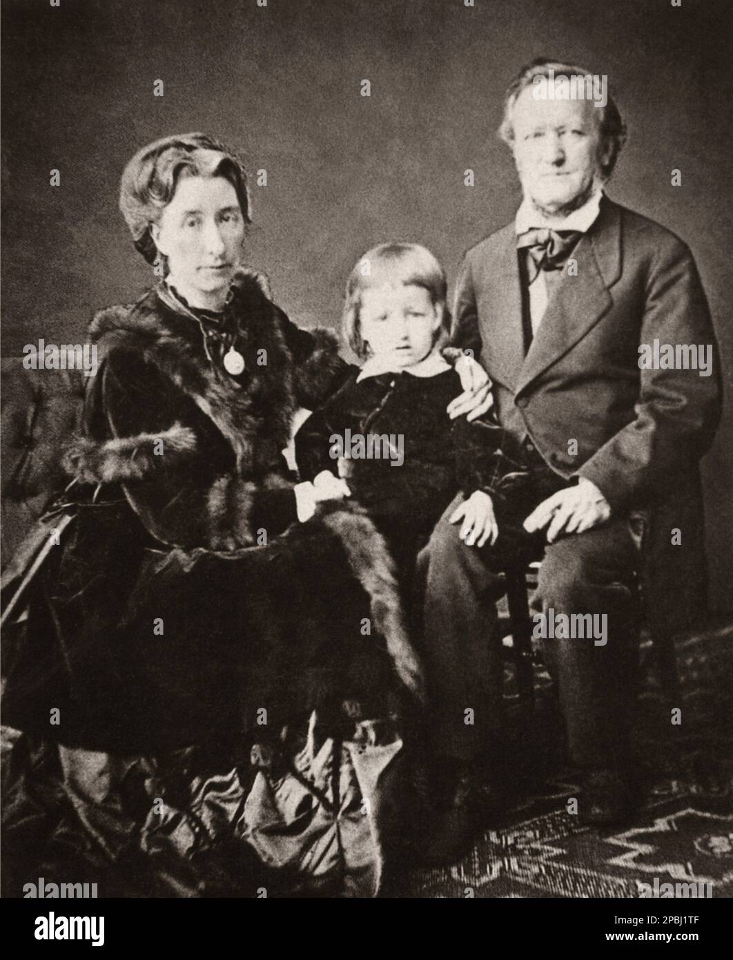 1873 ca : The german music composer RICHARD WAGNER ( 1813- 1883 ) with wife COSIMA WAGNER LISZT ( daughter of music composer Franz Liszt and countess Marie de Flavigny d' Agout , 1837 - 1930 ), married with music conductor Hans Von Bulow , close friend of Wagner . In this photo with the son SIEGFRIED WAGNER ( 1869 - 1930 ) , future celebrated music composer  - MUSIC - CLASSICAL - MUSICA CLASSICA - LIRICA - OPERA - BAVARIA - BAVIERA - compositore - musicista - portrait - ritratto - lovers - amanti - COMPOSITORE - OPERA LIRICA  - MUSICISTA   - collar - colletto  - CRAVATTA - TIE - -- ARCHIVIO GB Stock Photo