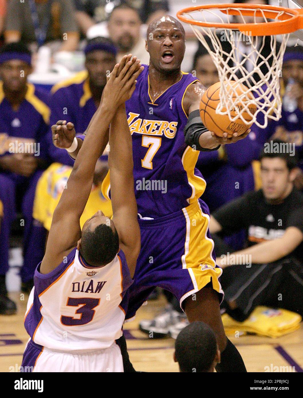 Los Angeles Lakers' Lamar Odom (7) drives past Phoenix Suns ' Boris ...