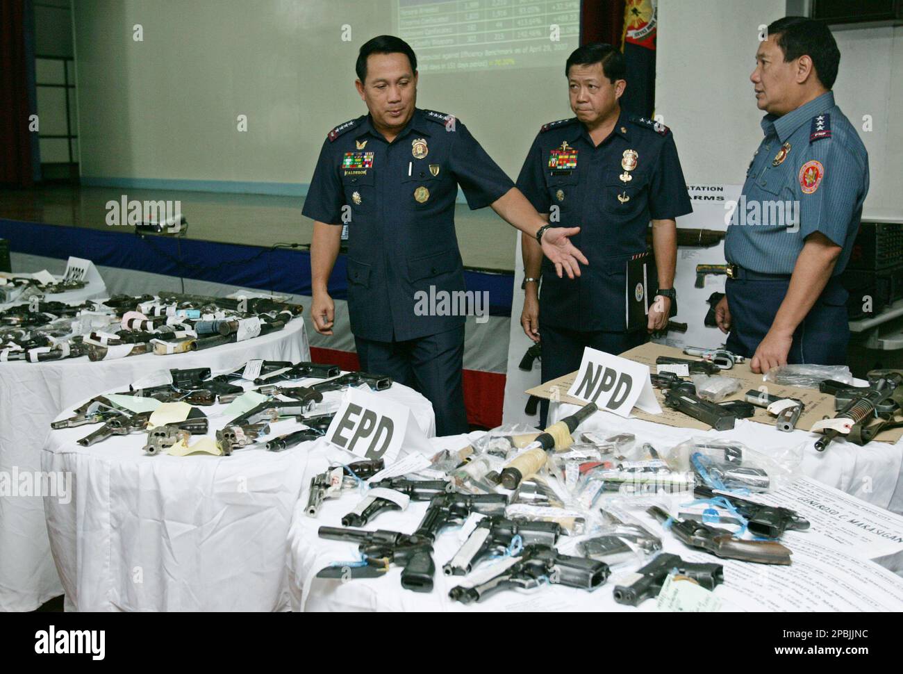 Philippine National Police Chief Gen. Oscar Calderon, left 
