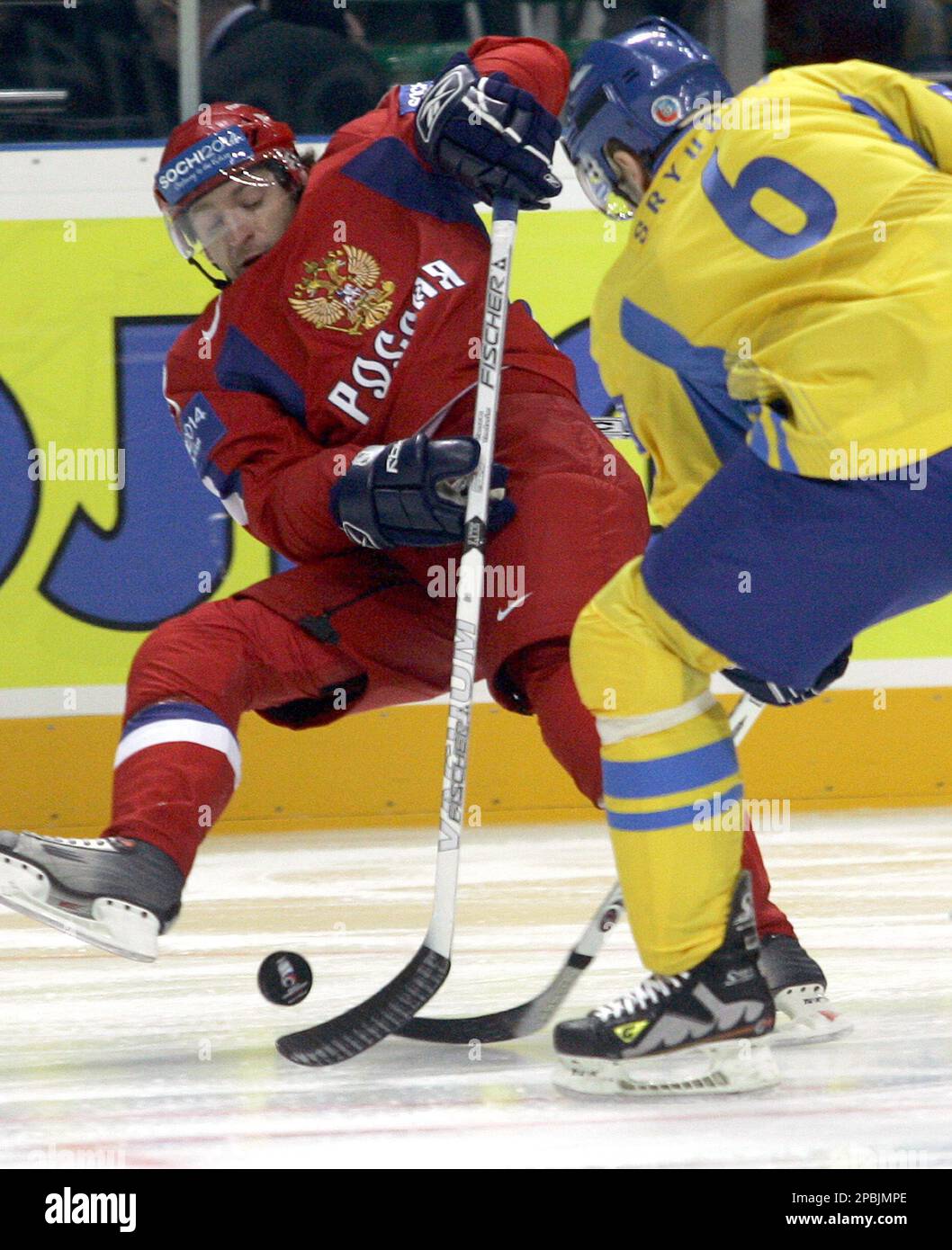 Alexander Kharitonov of Russia, left, and Skryubko Andriy of Ukraine ...