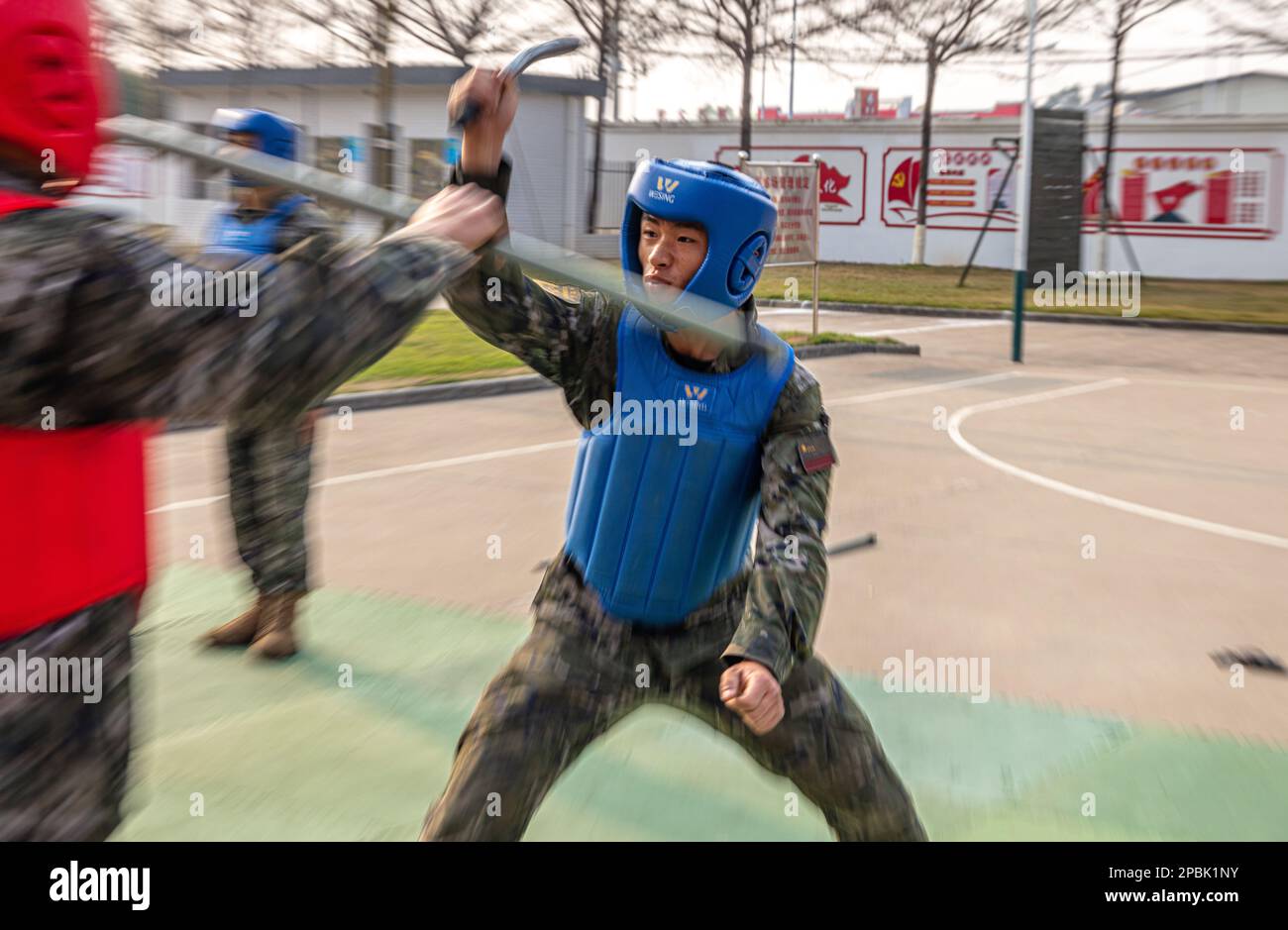 GUIGANG, CHINA - MARCH 12, 2023 - New recruits undergo sentry counter-attack training in Guigang, Guangxi province, China, March 12, 2023. Stock Photo