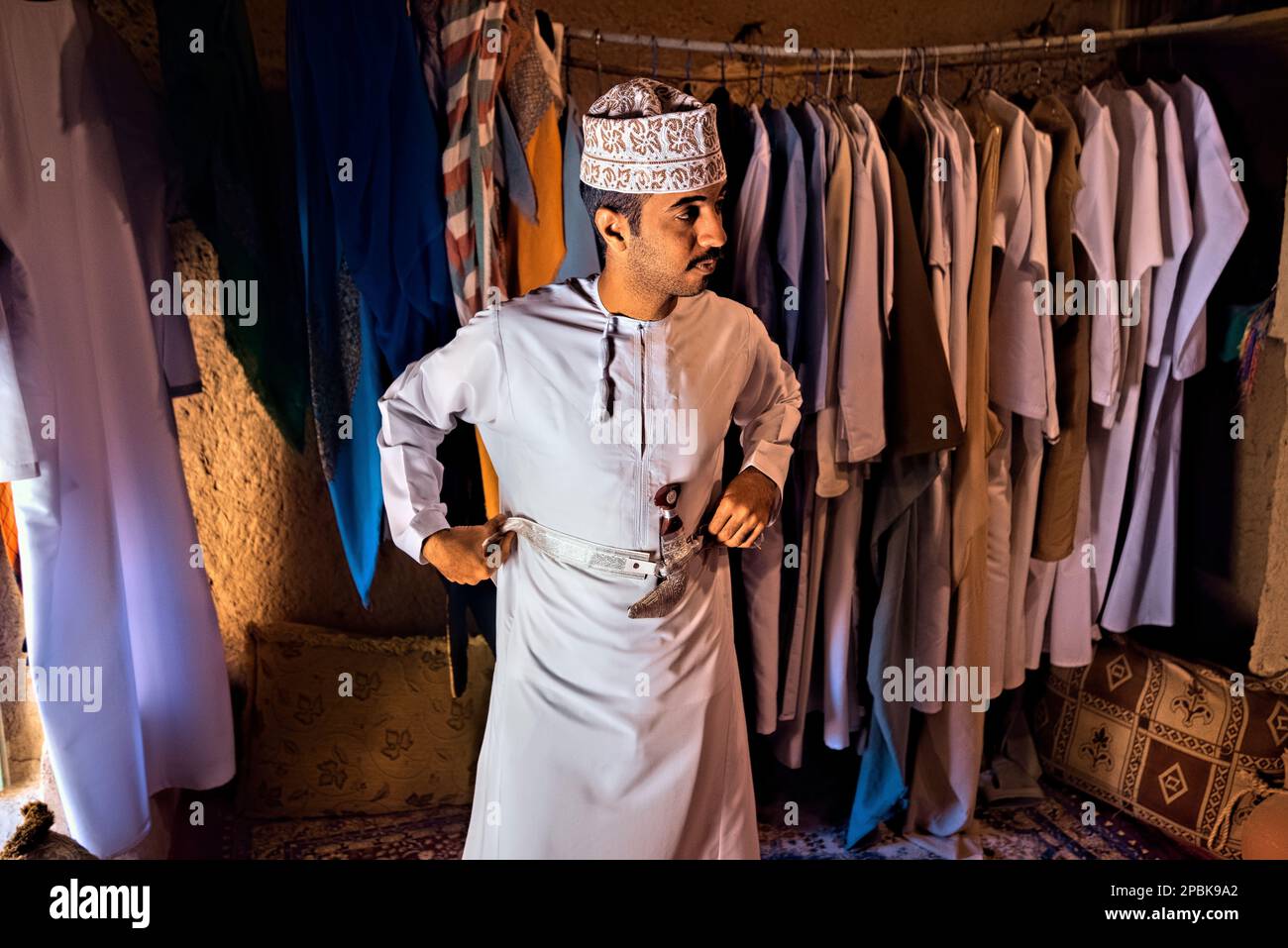 Man wearing traditional dishdasha robe, Bait al Safah, Al Hamra, Oman Stock Photo