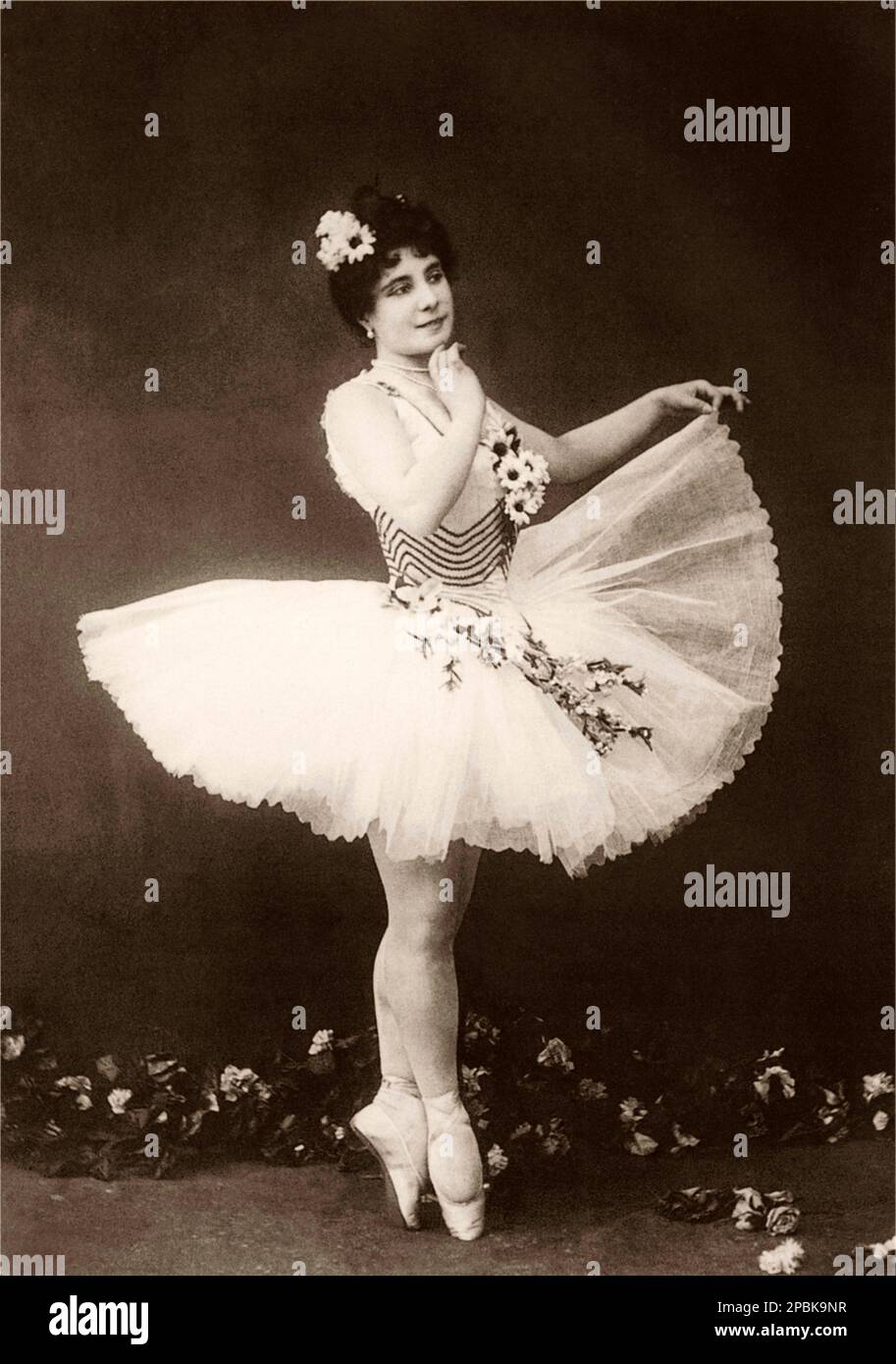 1890 , Saint Petersburg , RUSSIA : The celebrated italian prima ballerina  CARLOTTA BRIANZA ( 1867 - 1930) at Mariinsky Ballet with coreographer  Marius Petipa , the first in the role of