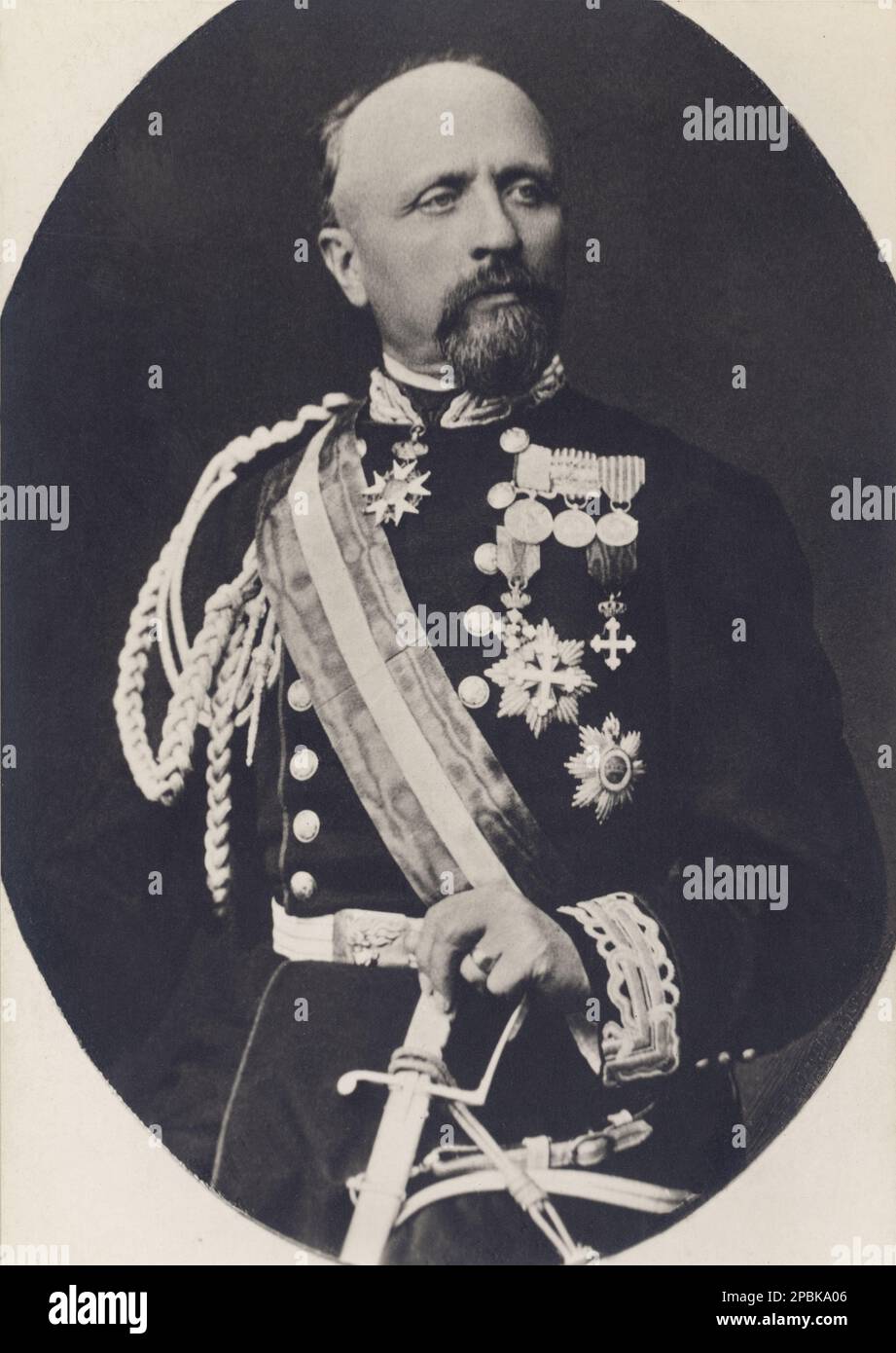 1890 ca , ITALY :  The italian politician  Generale  RAFFAELE CADORNA ( 1815 - 1897 ). Was an Italian general who served as one of the major Piedmontese leaders responsible for the unification of Italy during the mid-19th century.  - foto storiche - foto storica  - HISTORY - portrait - ritratto - ITALY - ITALIA   - POLITIC - POLITICO - POLITICA - military uniform - divisa uniforme militare - beard - barba - spada - sword - medals - medaglia - medaglie  ----  Archivio GBB Stock Photo