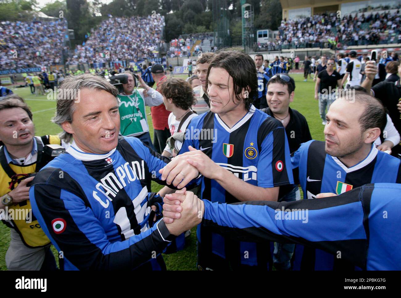 Inter Milan coach Roberto Mancini, left, celebrate the winning of the  \, image size:1300x967