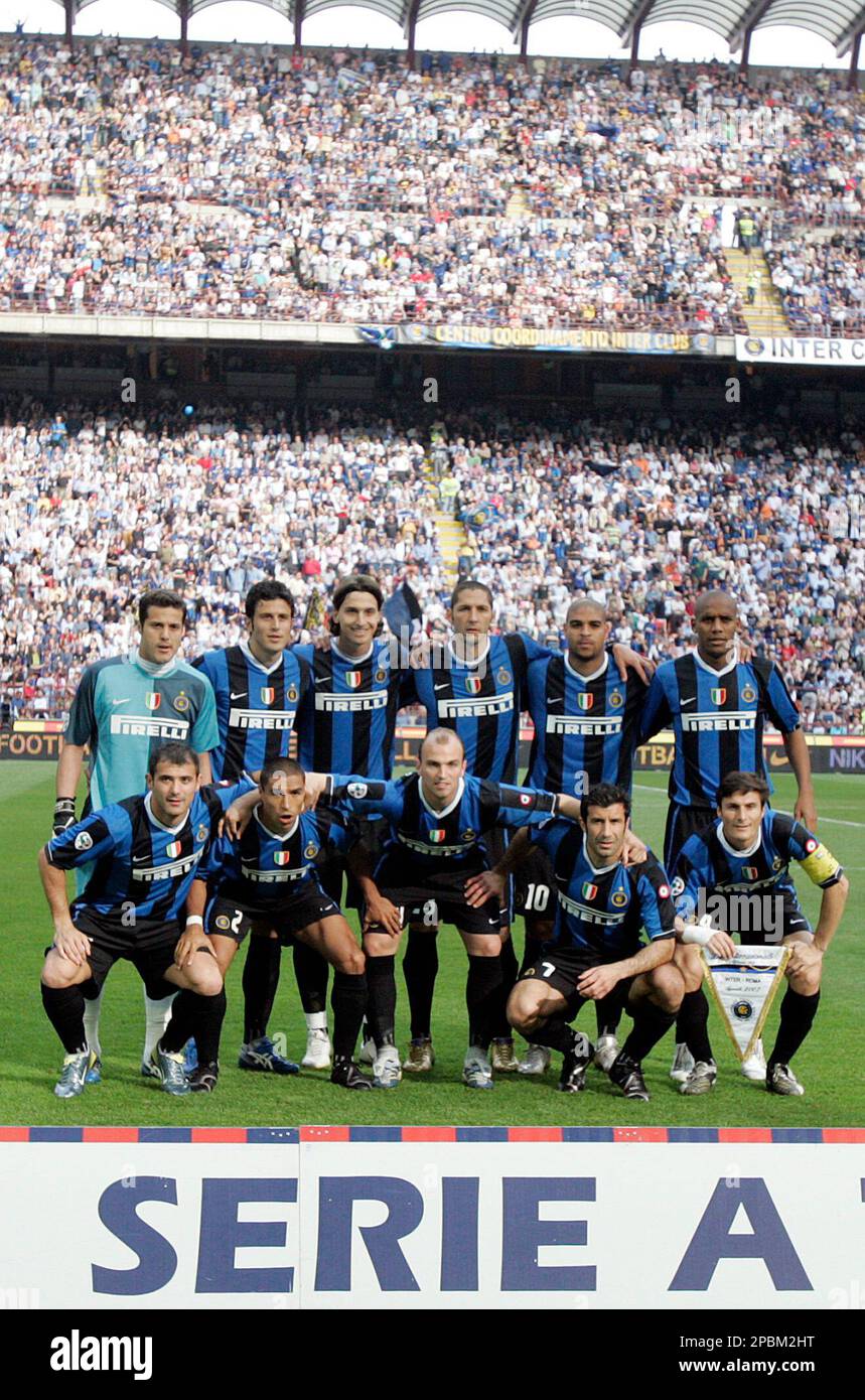 Inter Milan team pose prior to an Italian major league soccer match against AS Roma, at the San Siro stadium in Milan, Italy, Wednesday, April 18, 2007