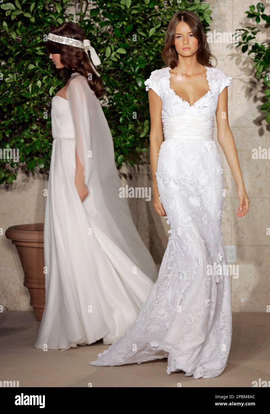 Models wear dresses from the spring 2008 bridal collection of designer  Oscar de la Renta, in New York Monday April 16, 2007. (AP Photo/Richard Drew  Stock Photo - Alamy