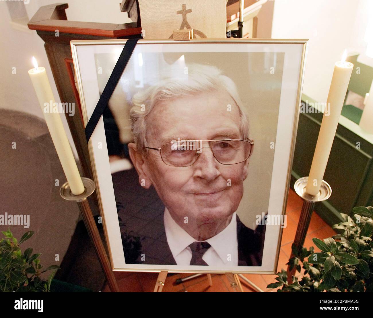 Ein Foto des Verstorbenen steht am Montag, 16. April 2007, in