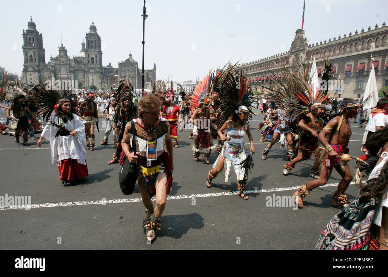 Hundreds of Aztec dancers march through the Zocalo main square in ...