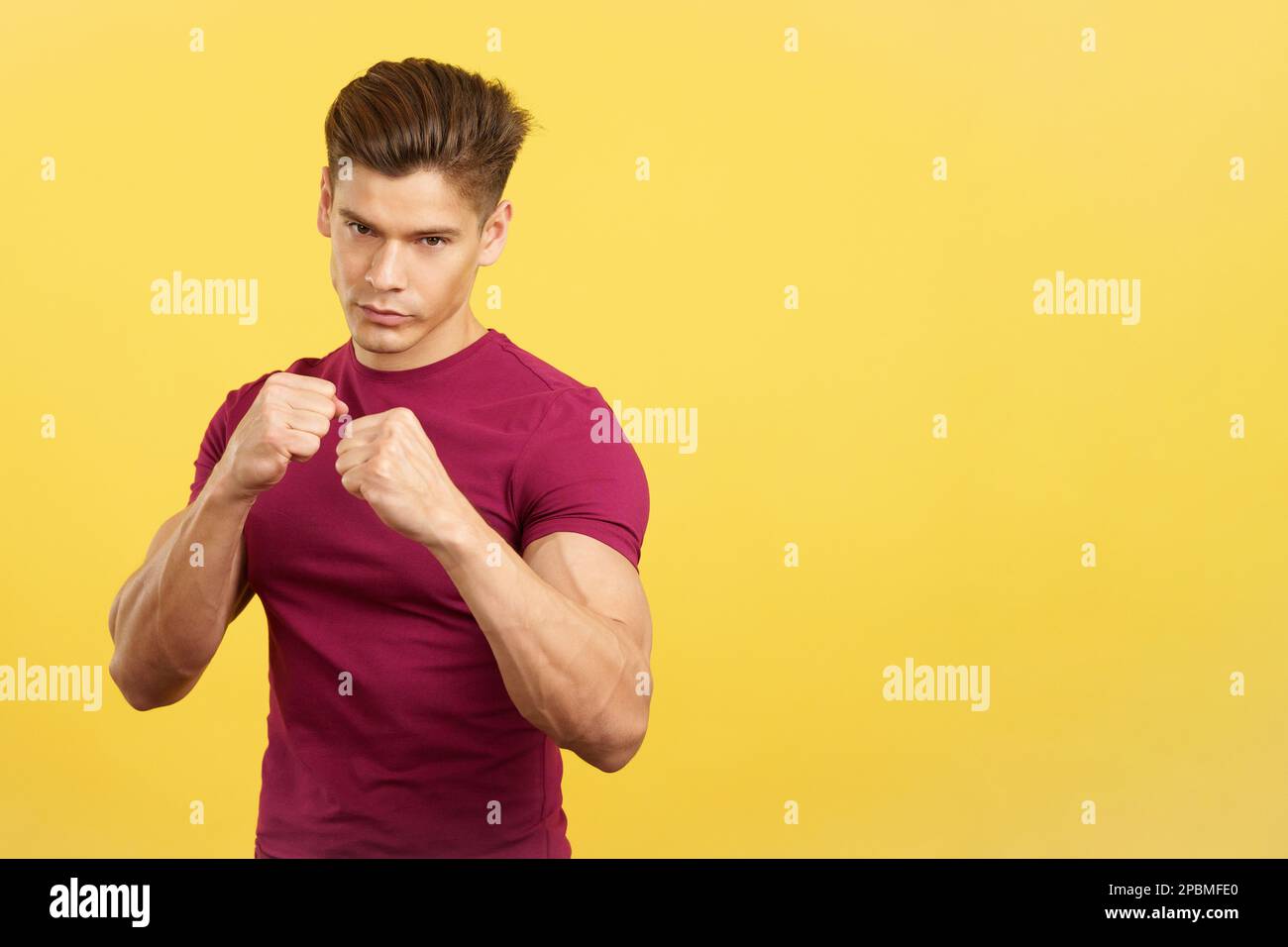 Serious man in guard pose of boxing looking at camera Stock Photo - Alamy