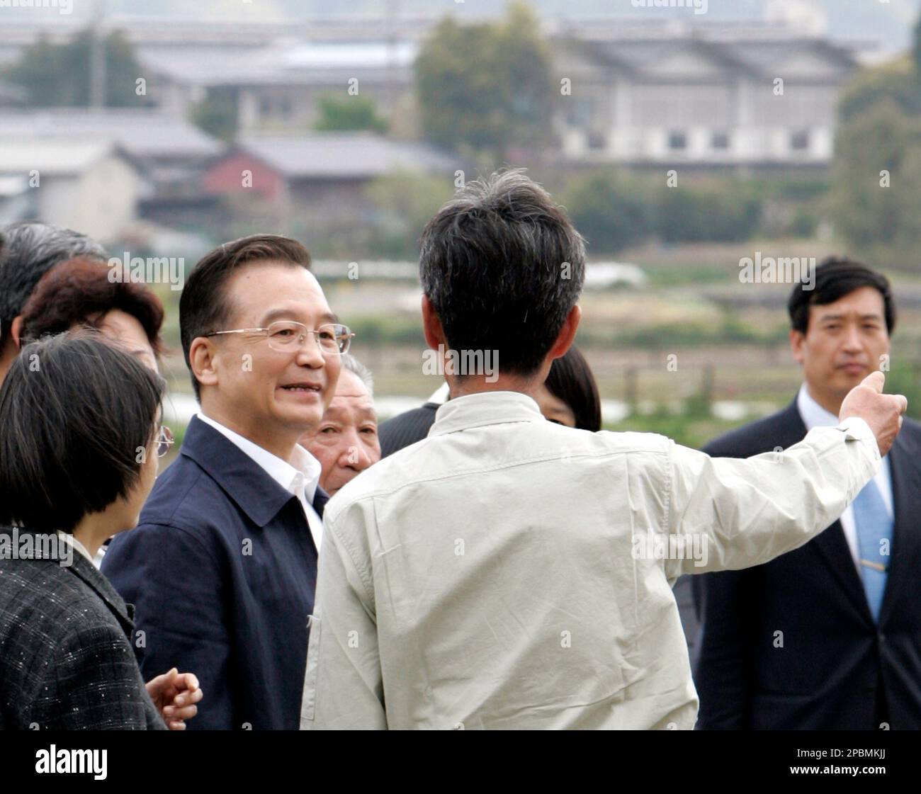 Chinese Premier Wen Jiabao, second left, speaks with Japanese