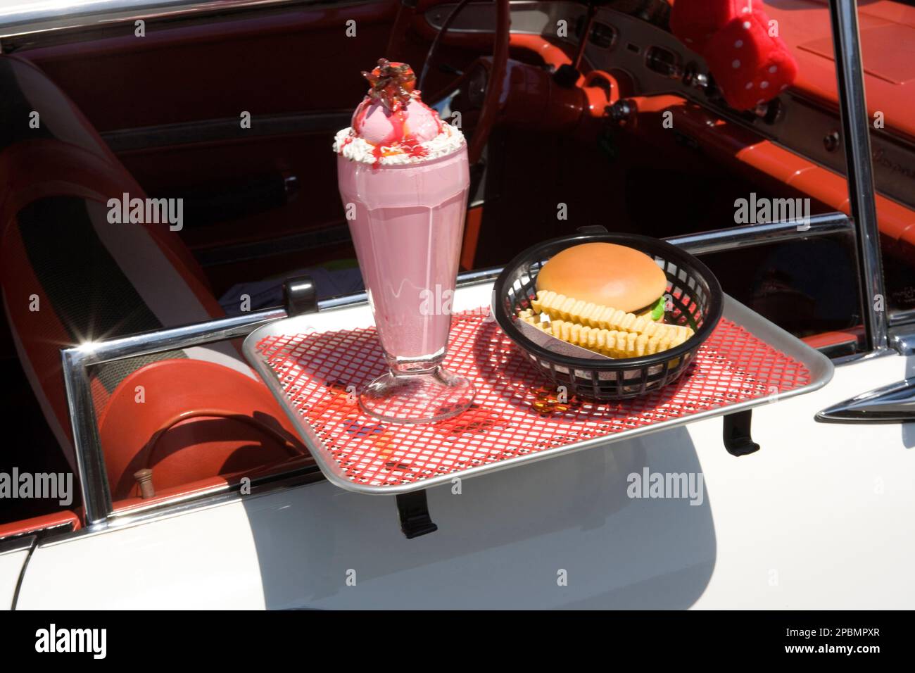 DRIVE IN FOOD TRAY ON WINDOW OF 1950 CHEVROLET BEL AIR (©GENERAL MOTORS CORP 1950) AUTOMOBILE Stock Photo