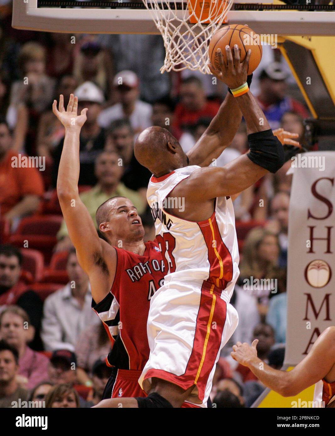 Miami Heat s Alonzo Mourning 33 slides past Toronto Raptors