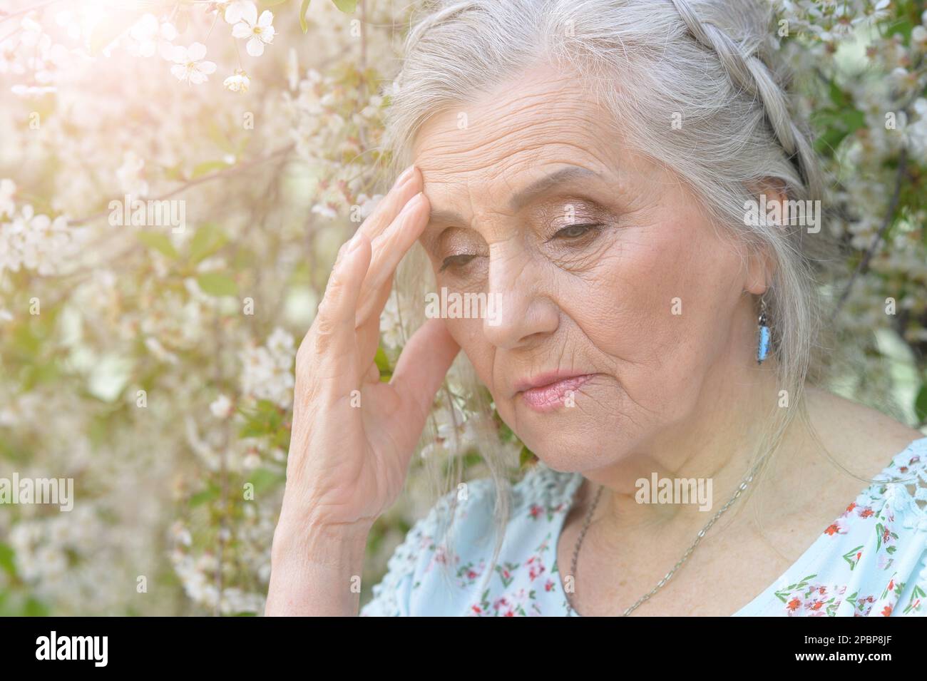 Old woman in snow sad hi-res stock photography and images - Alamy