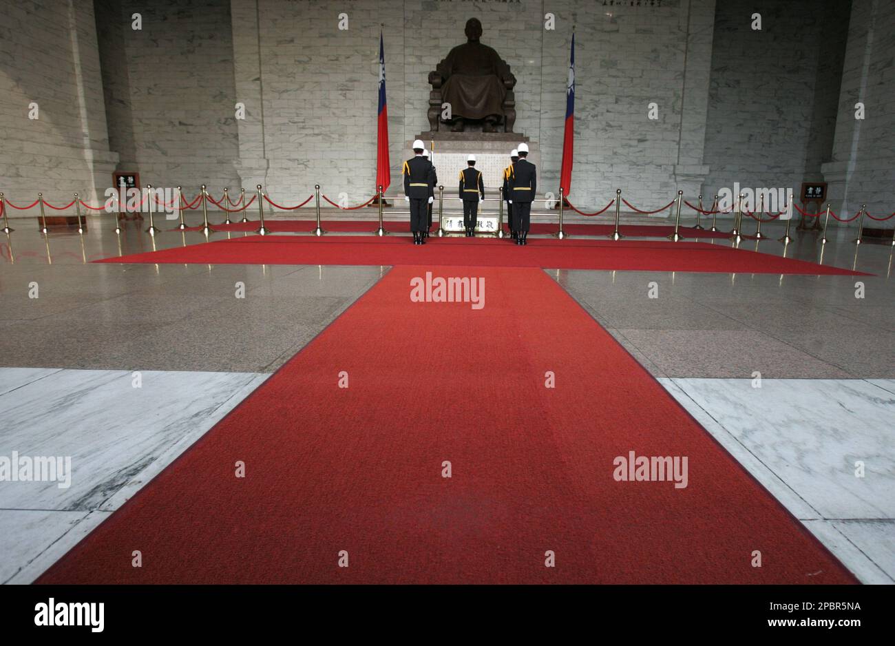 Taiwanese honor guards march at Chiang Kai-shek Memorial Hall ...