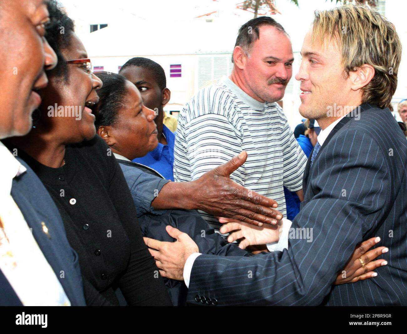 Anna Nicole Smith's former boyfriend Larry Birkhead embraces a member(01)