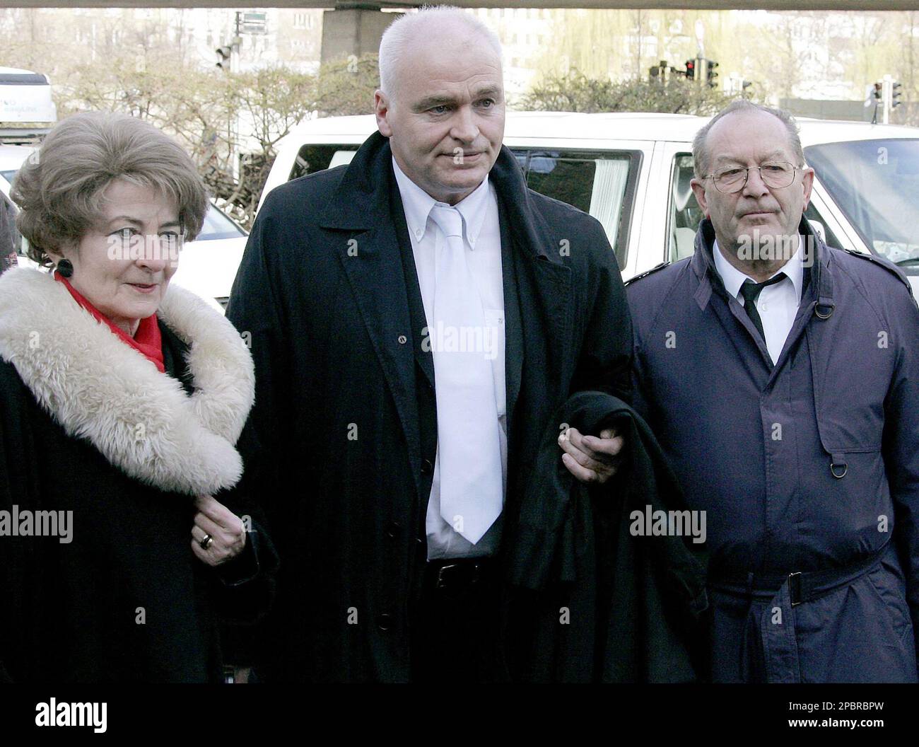 Anwalt Matthias Waldraff, Mitte, und die Eltern der verstorbenen Karen