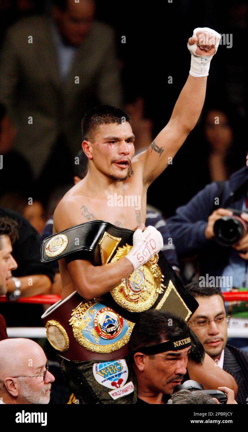 Daniel Ponce De Leon, of Mexico, celebrates his unanimous decision