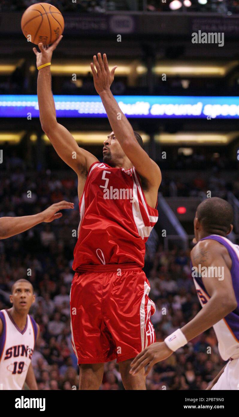 Houston Rockets Juwan Howard shoots for two of his 14 points, as ...