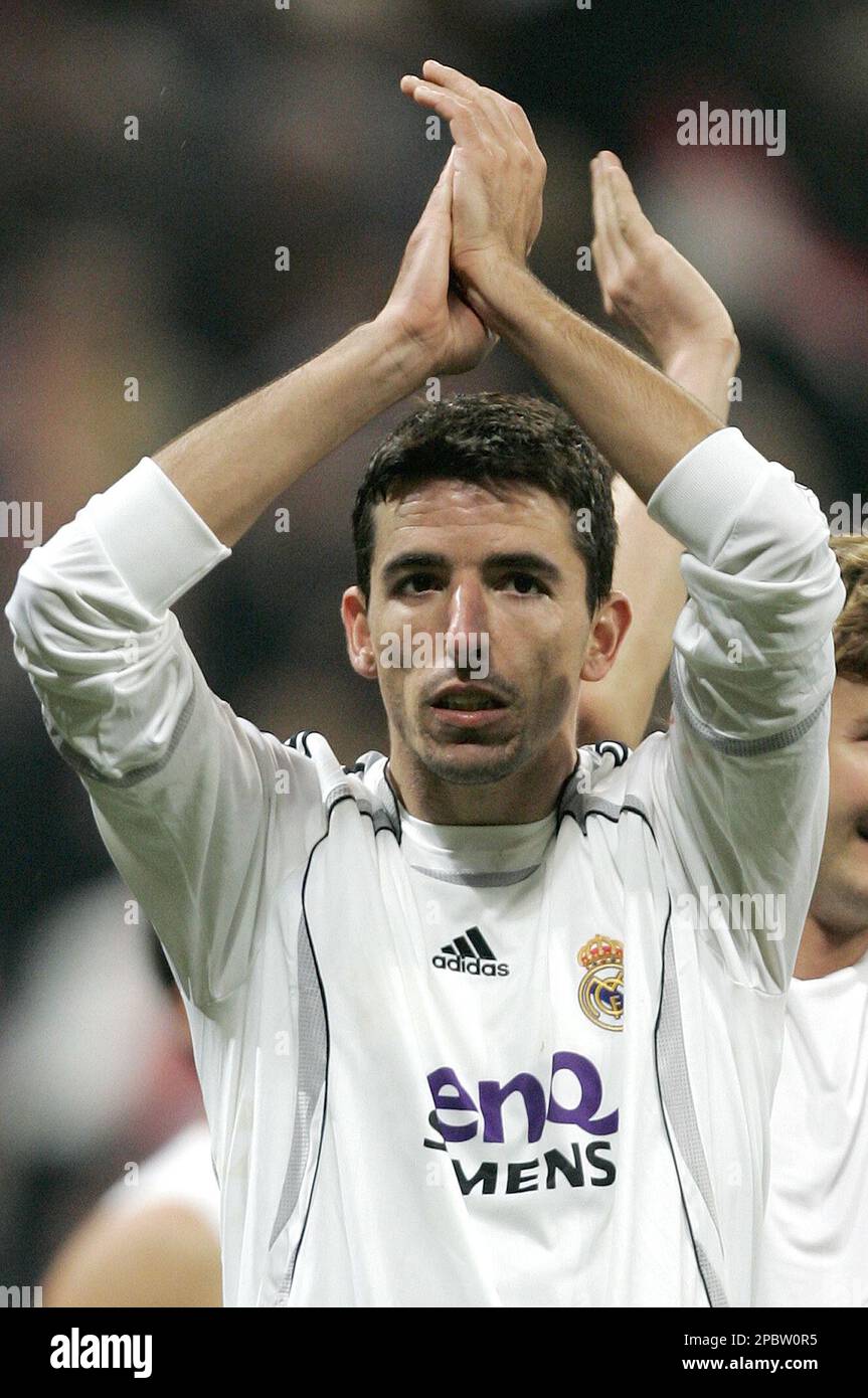 bayern-munich-s-roy-makaay-of-the-netherlands-wearing-a-real-madrid