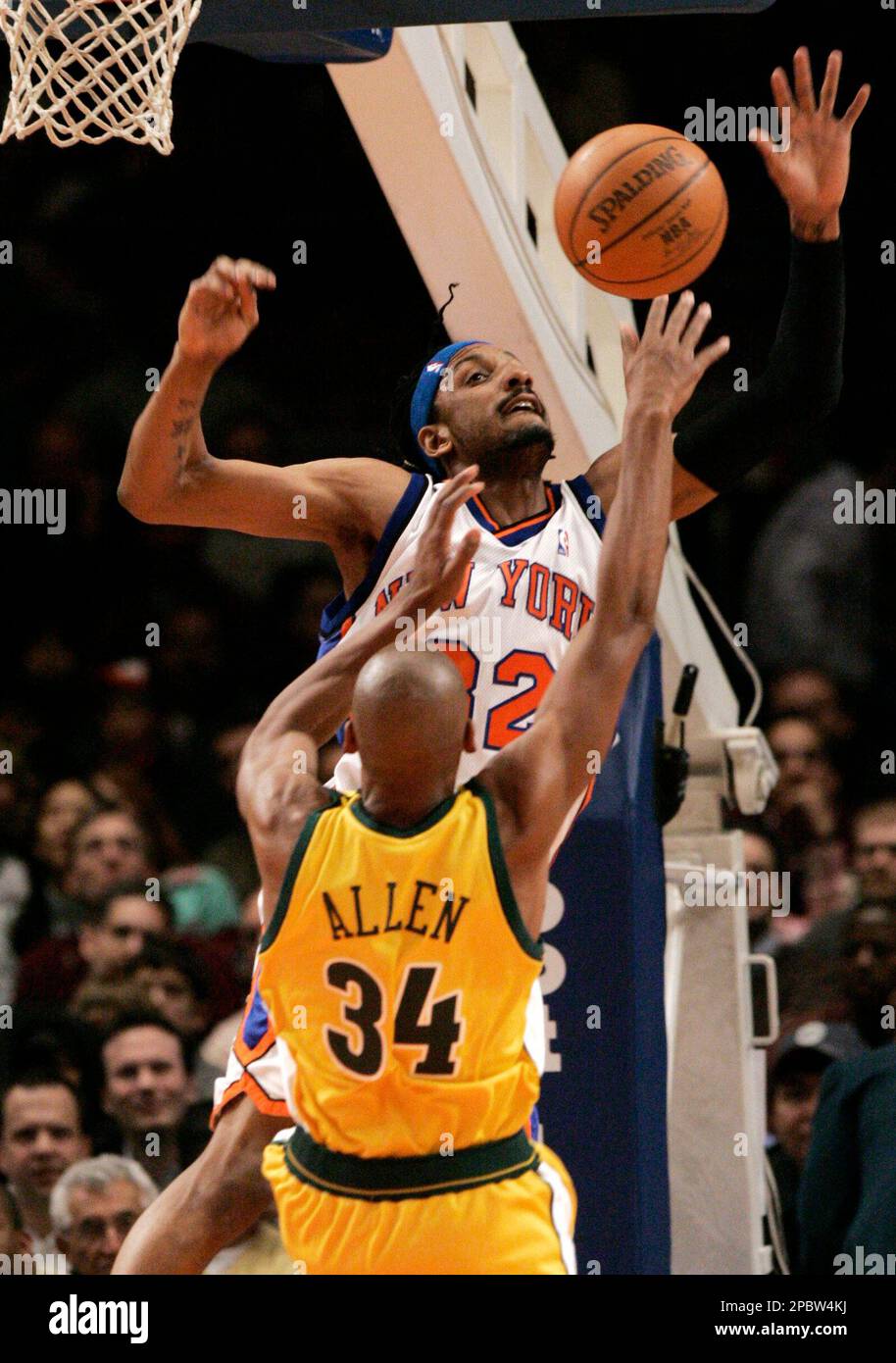 New York Knicks' Renaldo Balkman (32) dunks over New Jersey Nets