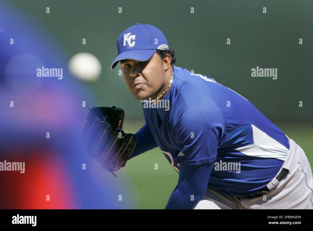 Kansas City Royals' Odalis Perez pitches to Texas Rangers' Kenny Lofton ...