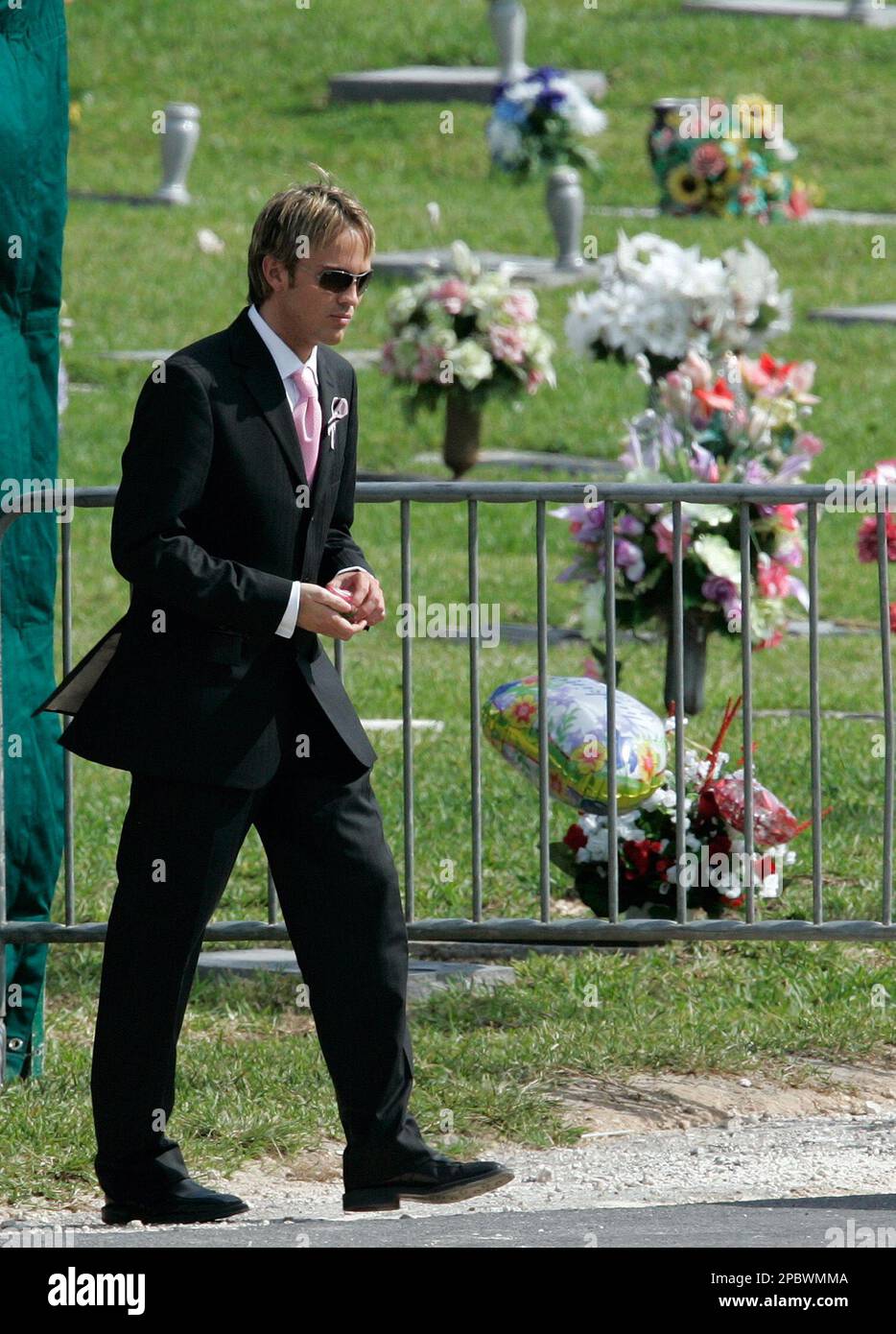 Anna Nicole Smith former boyfriend Larry Birkhead leaves the cemetery