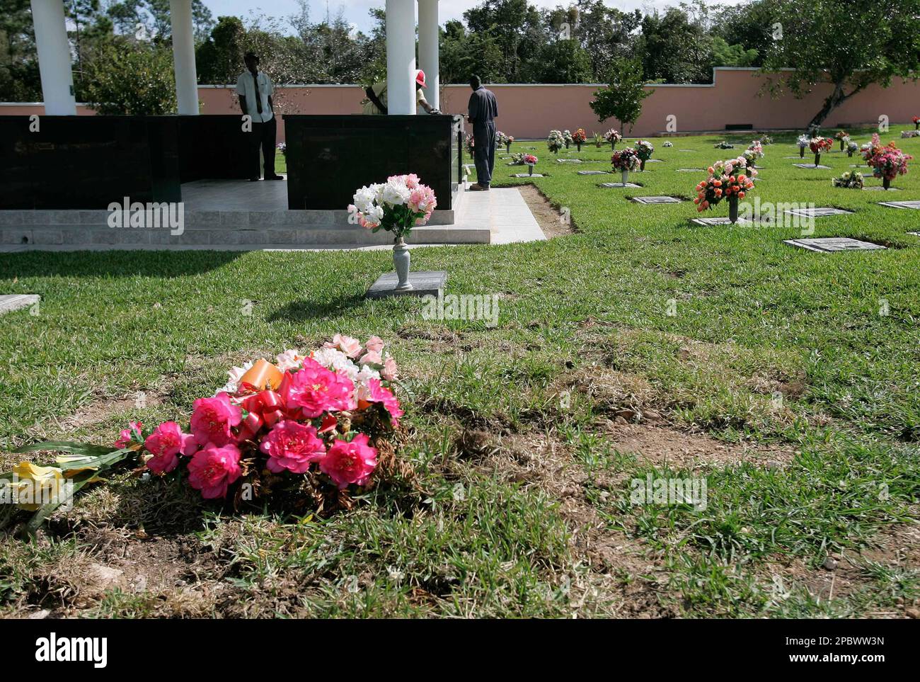 The grave site where Anna Nicole Smith will be buried at the Lakeview(01)