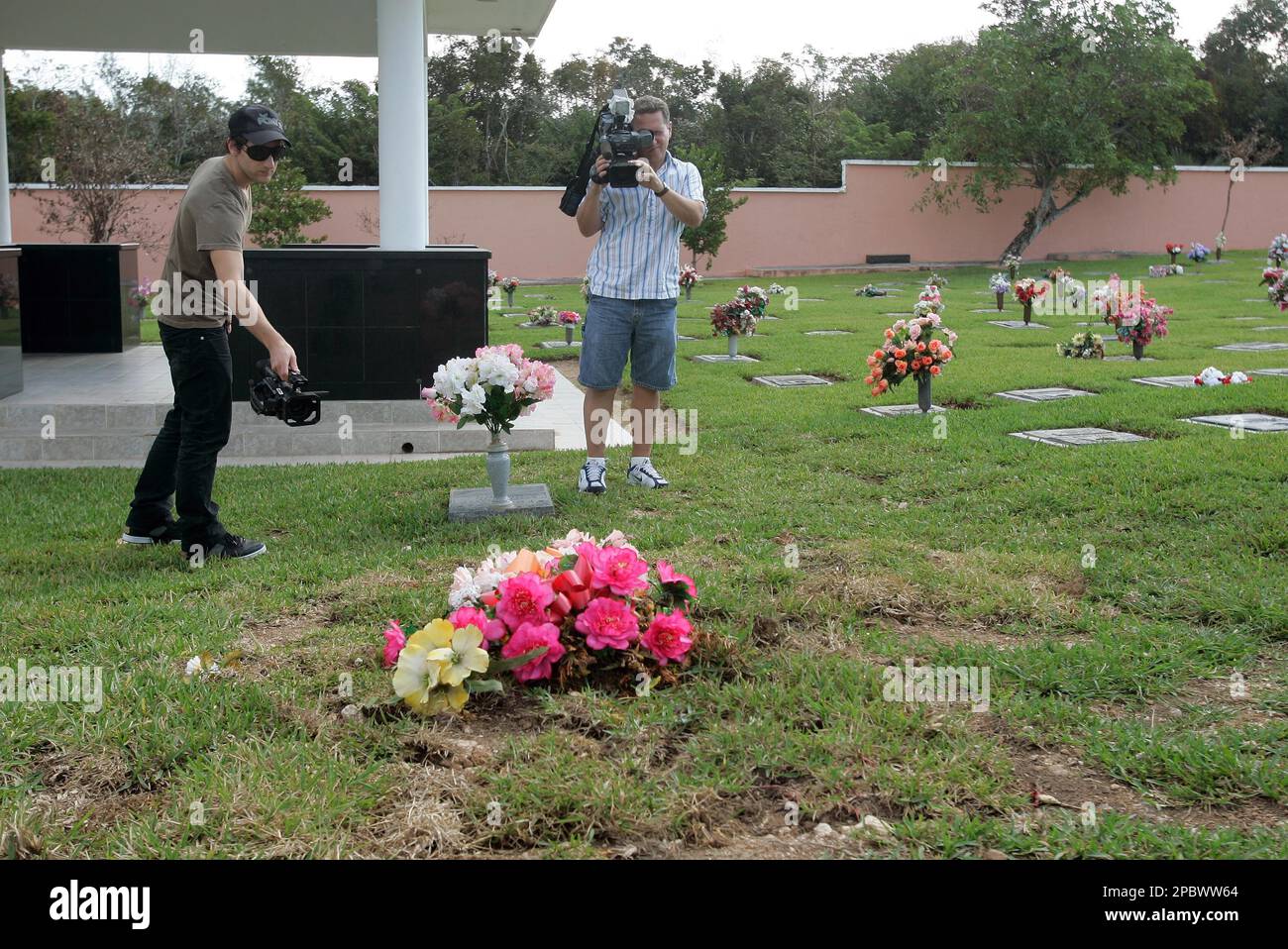 TV crews video tape the gravesite where Anna Nicole Smith will be