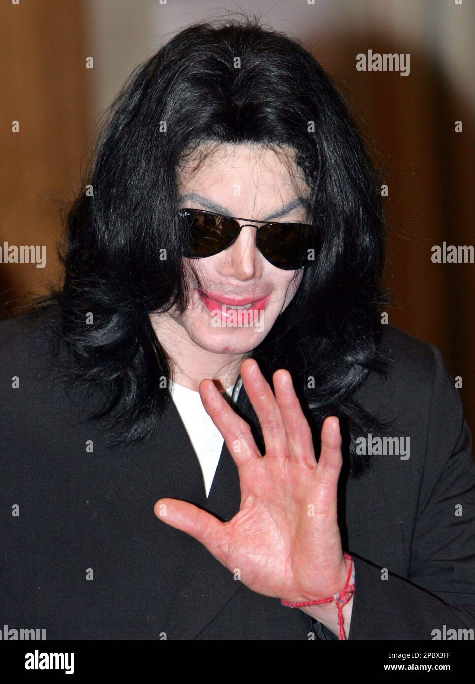 FILE ** Michael Jackson waves in Tokyo in this Sunday, May