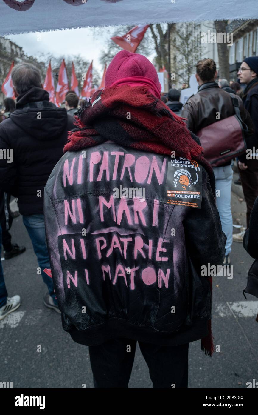 Michael Bunel / Le Pictorium -  Demonstration against the pension reform in Paris -  11/3/2023  -  France / Paris / Paris  -  A woman wears a leather jacket with the message, NI patron, Ni mari, Ni patrie, Ni maton written on the back in pink. The seventh day of mobilisation against the pension reform and the modification of the retirement age. The demonstration gathered 368,000 demonstrators throughout France, including 48,000 in Paris, according to the Ministry of the Interior. The CGT counted more than one million demonstrators, including 300,000 in Paris. 11 March 2023. Paris, France. Stock Photo