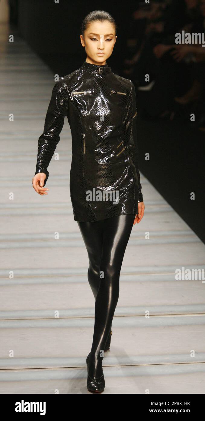 A model wears a creation of Belstaff women's Autumn-Winter 2007/2008  collection, part of the Milan Fashion Week, unveiled in Milan, Italy,  Thursday, Feb. 22, 2007. (AP Photo/Alberto Pellaschiar Stock Photo - Alamy