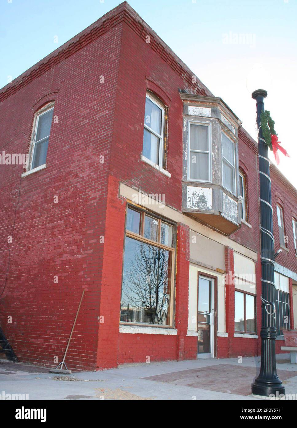 https://c8.alamy.com/comp/2PBY57H/one-of-many-vacant-store-fronts-on-main-street-in-hooker-okla-is-seen-on-tuesday-jan-9-2007-the-sleepy-oklahoma-panhandle-town-of-1500-is-poised-for-major-changes-with-a-planned-beef-packing-plant-that-is-expected-to-create-as-many-as-3000-jobs-ap-photothe-guymon-daily-herald-shawn-yorks-2PBY57H.jpg