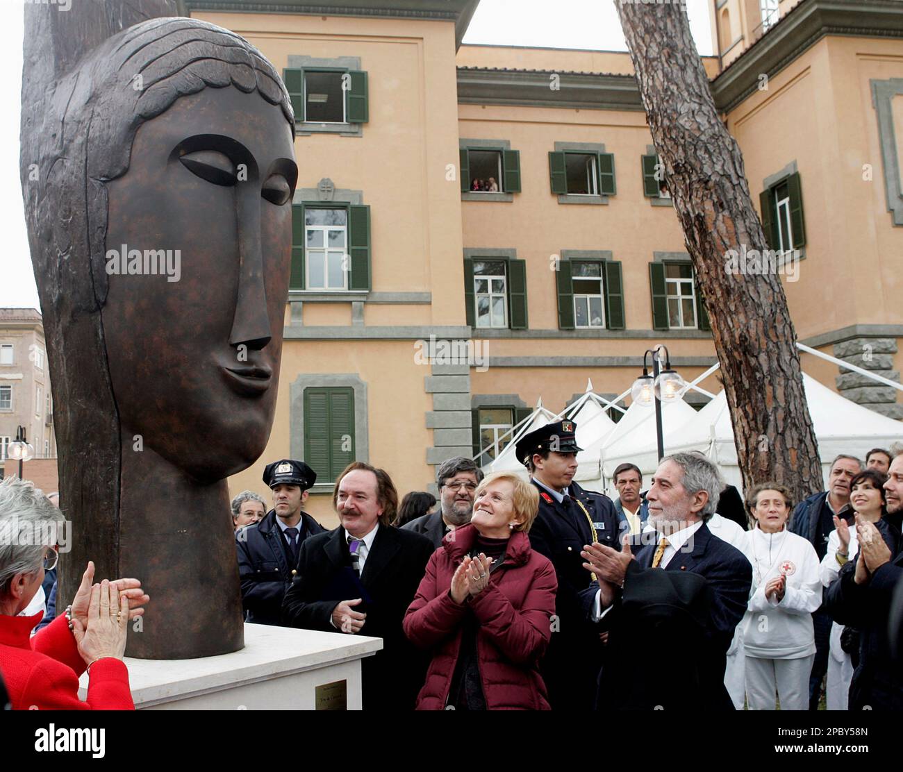 The large-scale bronze replica of a 1911 statue called \, image size:1300x1112