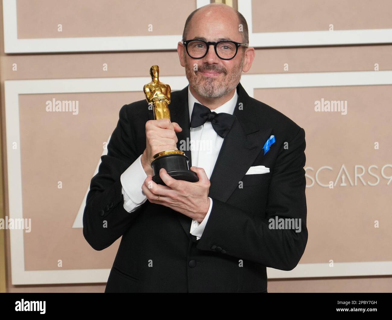 Los Angeles, USA. 12th Mar, 2023. Edward Berger, winner of the Best International Feature Film award for ‘All Quiet on the Western Front' posing for photos in the press room at the The 95th Academy Awards held by the Academy of Motion Picture Arts and Sciences at the Dolby Theatre in Los Angeles, CA on March 12, 2023. (Photo by Sthanlee B. Mirador/Sipa USA) Credit: Sipa USA/Alamy Live News Stock Photo
