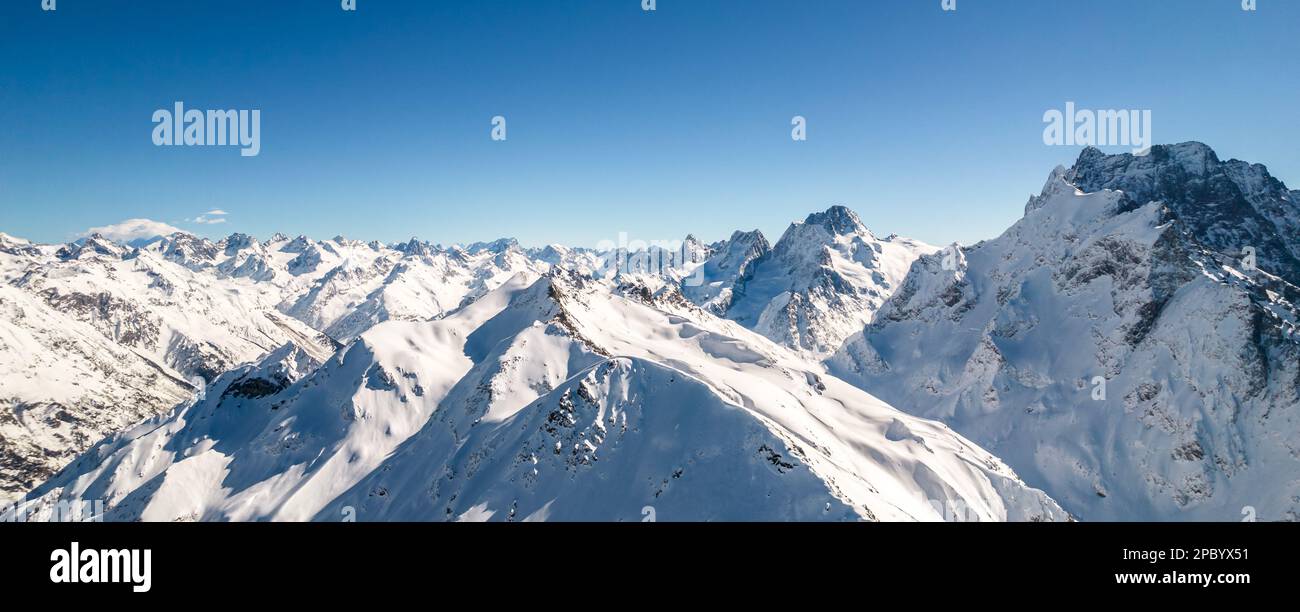 Mountain peak covered in snow under a clear blue sky Stock Photo - Alamy