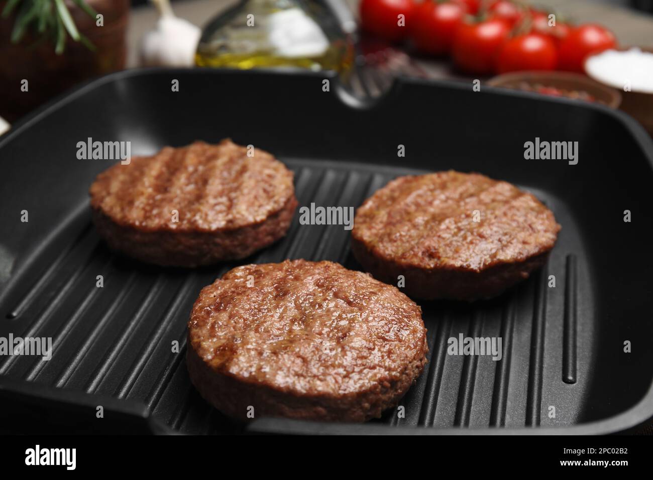 Vervorming versneller Plagen Tasty fried hamburger patties on grill pan, closeup Stock Photo - Alamy