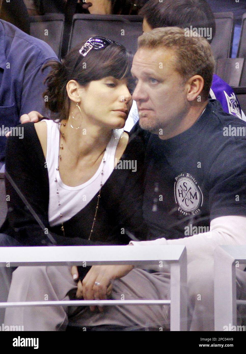 ** ARCHIV ** Die Schauspielerin Sandra Bullock lehnt sich an ihren Mann(00)