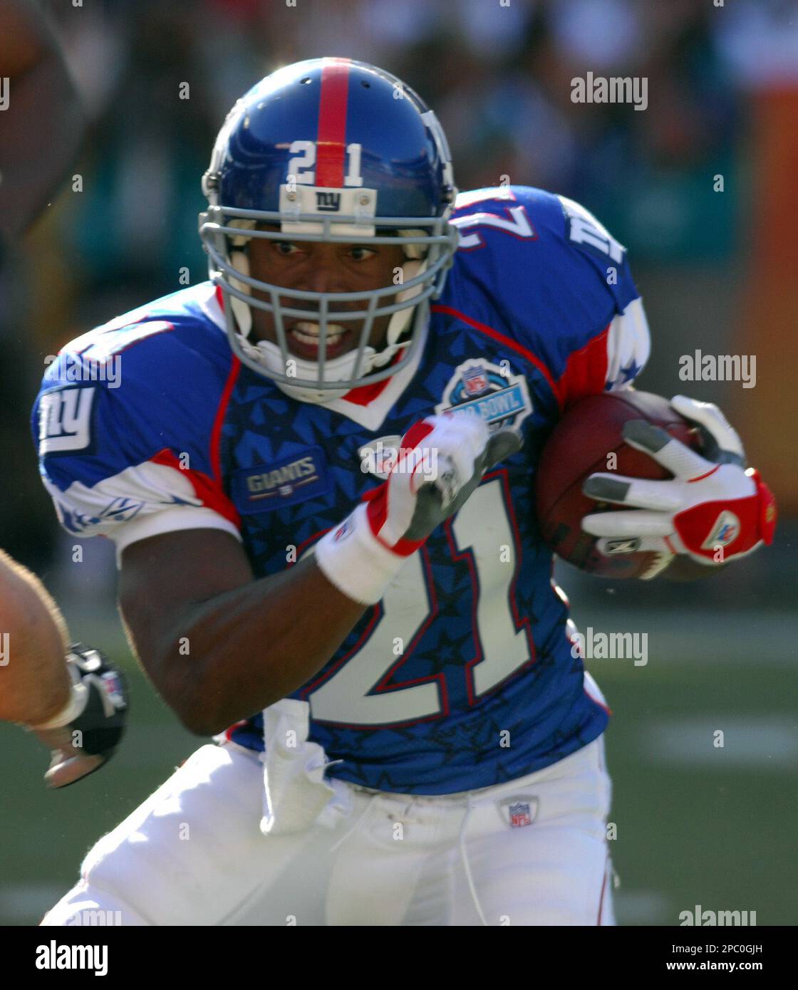 NFC and New York Giants' Tiki Barber waves to the crowd at the end of the Pro  Bowl football game, at Aloha Stadium in Honolulu Saturday, Feb. 10, 2007.  (AP Photo/Ronen Zilberman