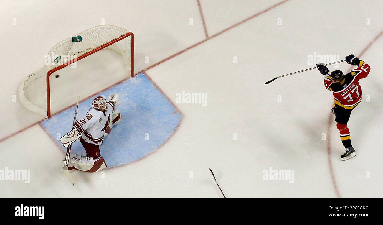 Florida Panthers center Chris Gratton (77) scores a goal past Phoenix ...