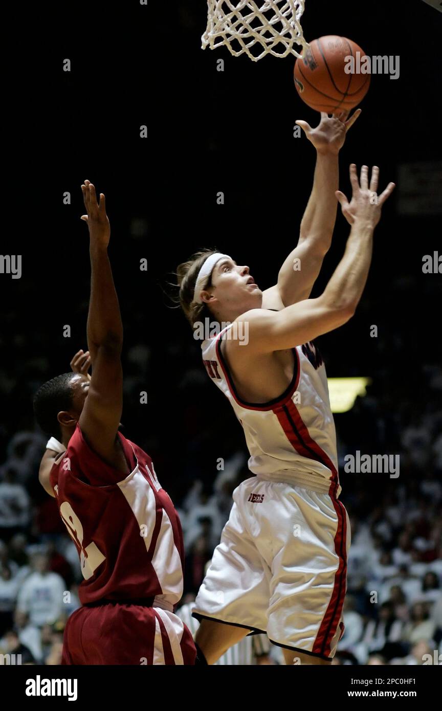 Mississippi guard Todd Abernethy (10) tries to shoot a first-half basket  past Alabama guard Ronald Steele (22), Saturday, Feb. 10, 2007, in Oxford,  Miss. (AP Photo/Rogelio V. Solis Stock Photo - Alamy