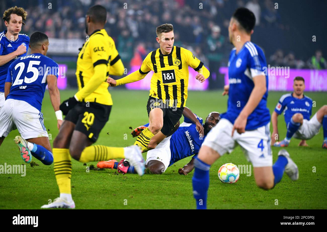 Bundesliga, Veltins Arena, FC Schalke 04 vs Borussia Dortmund; Nico Schlotterbeck (BVB), Eder Balanta (S04) Stock Photo
