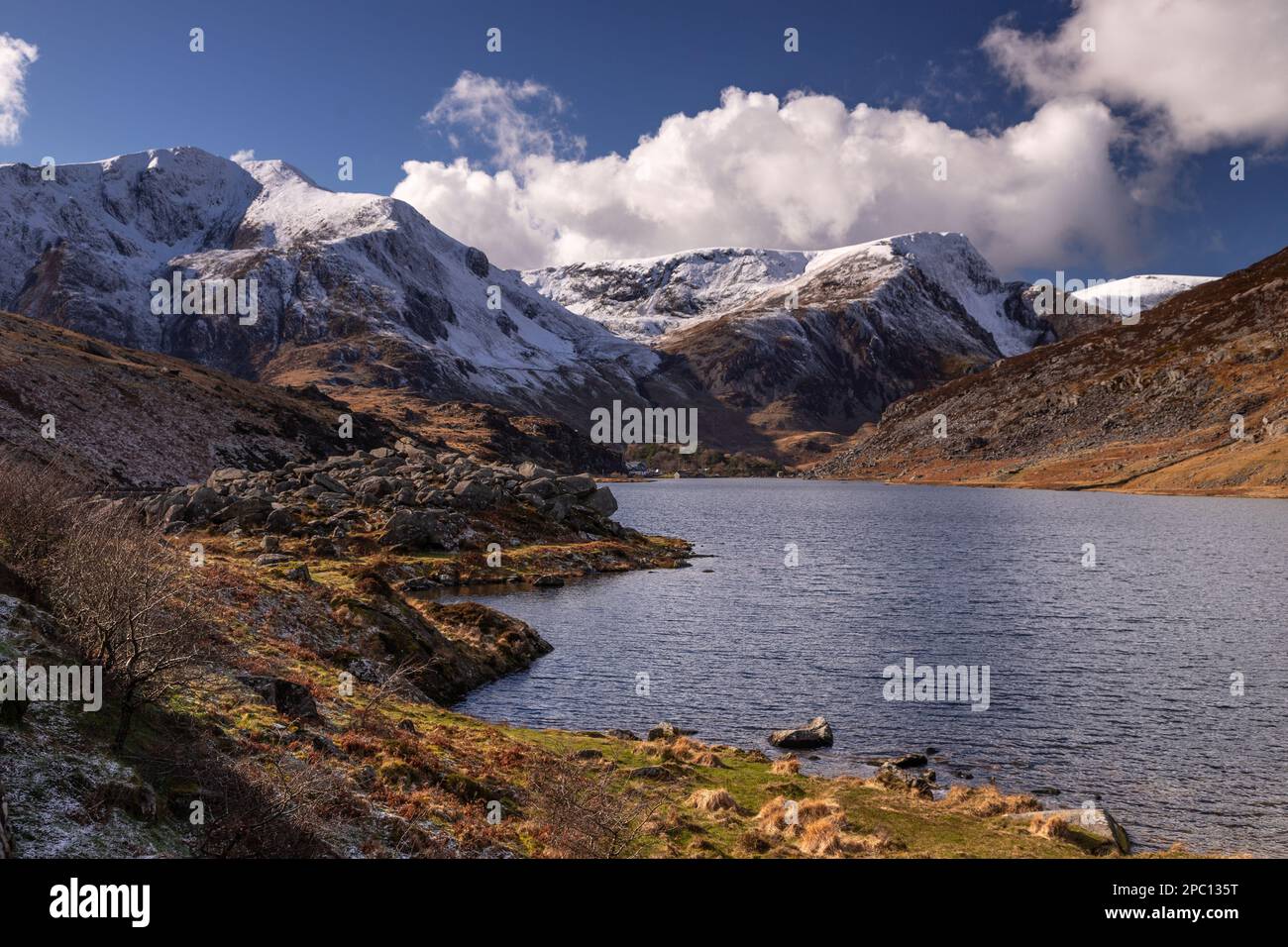 Llyn Ogwen and mountains with snow, Snowdonia, North Wales Stock Photo