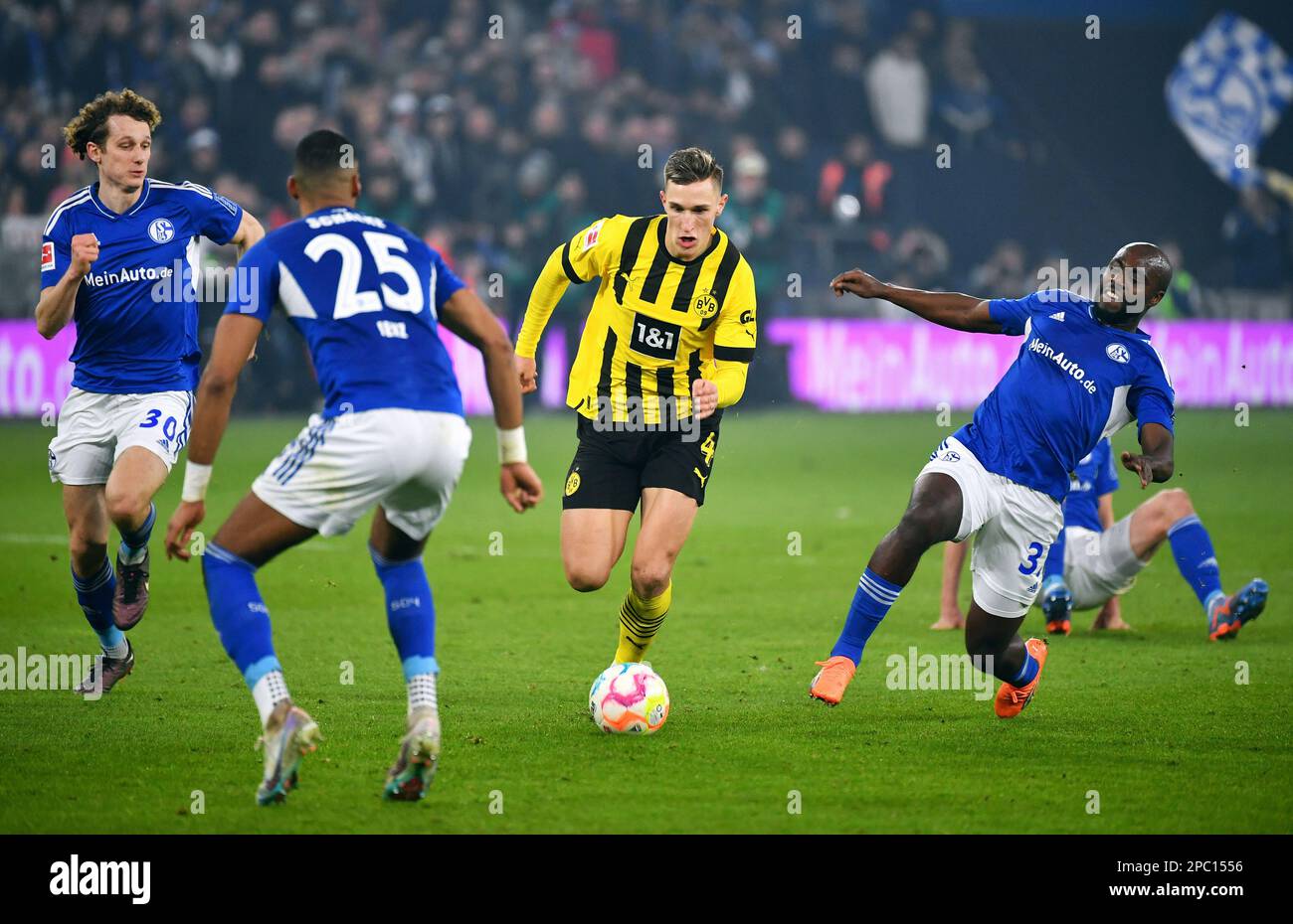 Bundesliga, Veltins Arena, FC Schalke 04 vs Borussia Dortmund; Nico Schlotterbeck (BVB), Eder Balanta (S04) Stock Photo