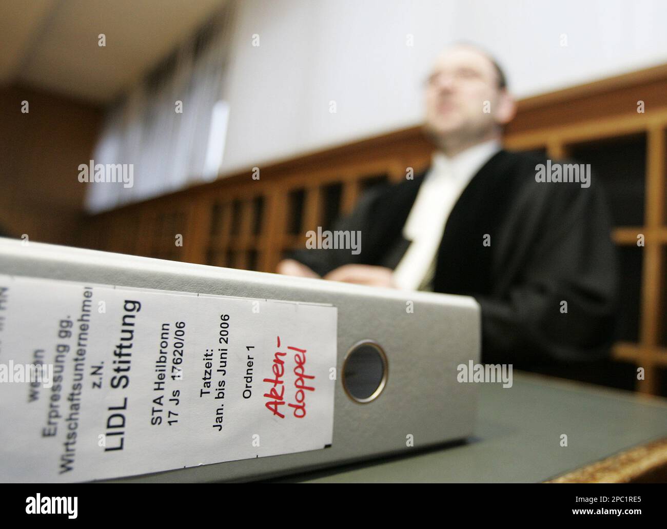 Staatsanwalt Martin Renninger sitzt vor Beginn des Prozesses gegen einen  40-Jaehrigen wegen Erpressung des Lebensmitteldicounters Lidl hinter einem  Ordner mit den Prozessakten im Landgericht Heilbronn am Donnerstag, 1.  Februar 2007. Laut Anklage