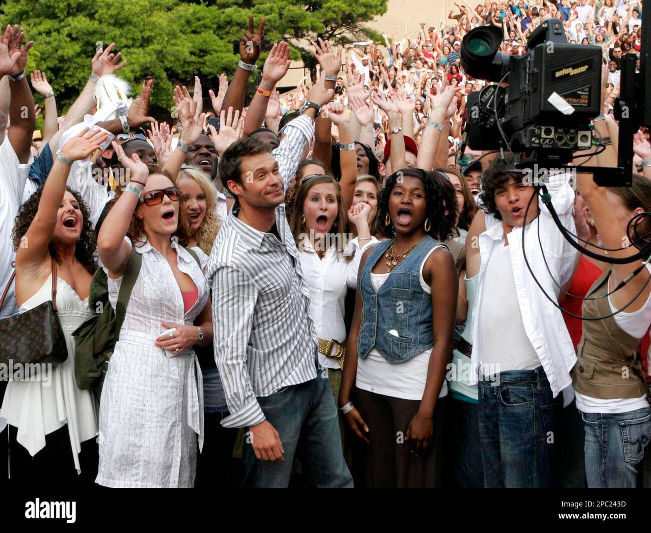 ** FILE ** American Idol host Ryan Seacrest, center, wearing striped