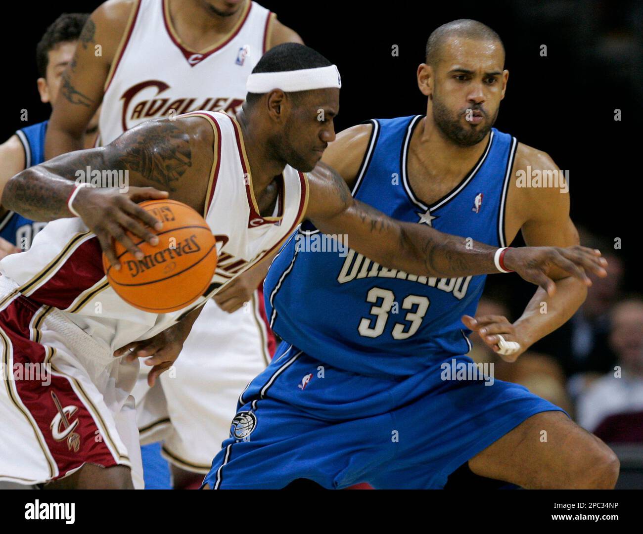 Orlando Magic&rsquo;s Grant Hill (33) chases Cleveland Cavaliers' LeBron 