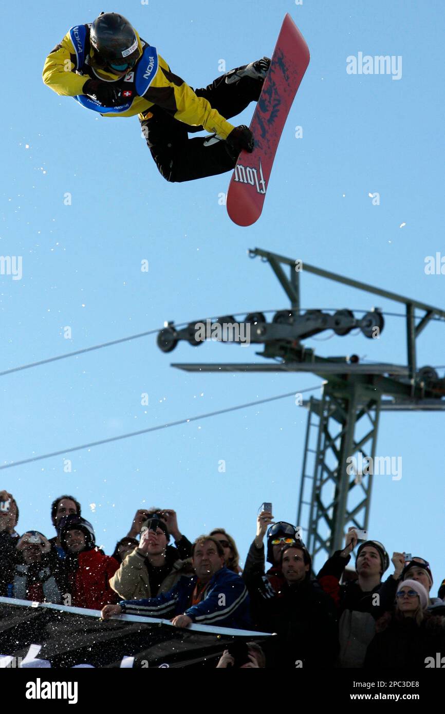 waterval Kalmerend Fauteuil Antti Autti of Finland jumps to place 5th at the men's halfpipe finals at  the Snowboard World Championship in Arosa, Switzerland, Saturday, Jan. 20,  2007. (AP Photo/Keystone, Alessandro Della Bella Stock Photo -