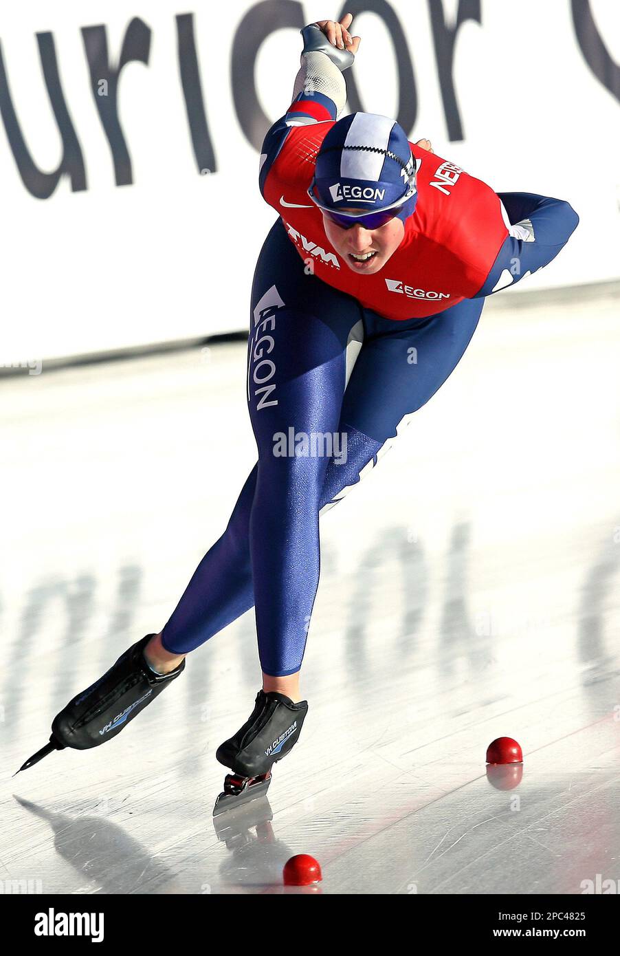 The Netherlands' Renate Groenewold skates in the women's 3,000-meter  speedskating World Cup race Sunday, Nov. 11, 2007, at the Utah Olympic Oval  in Kearns, Utah. She finished in third place. (AP Photo/Douglas