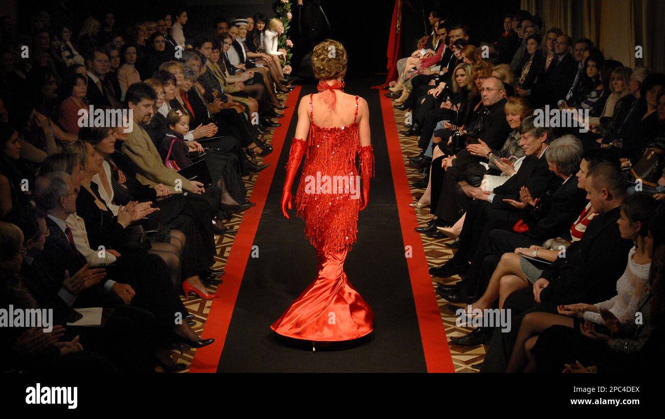 A model presents a dress from the new 2007 haute couture collection of  Hungary's most prestigious fashion designer, Tamas Naray in Budapest,  Hungary, Friday, Jan. 12, 2007. (AP Photo/Bela Szandelszky Stock Photo -  Alamy